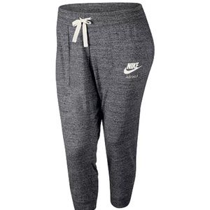 NIKE Vintage Capri Jogger heathered grey. Size Women’s Small Good condition.